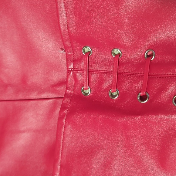 🌺Faux Leather Skirt Red Zipper on Back Size Large NWOT - Picture 2 of 11